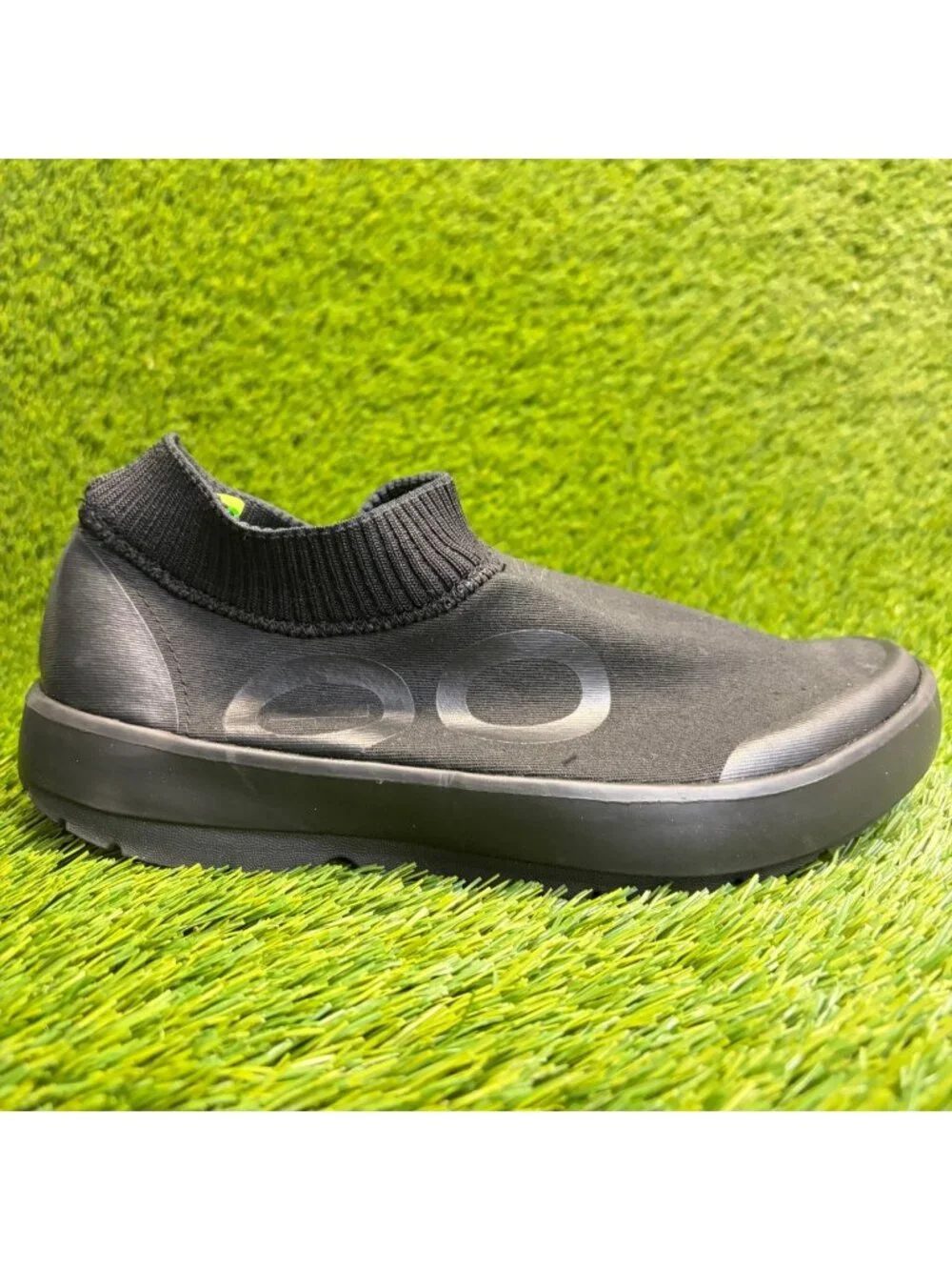 OOFOS OOmg eeZee Low Mens Size 9.5 Black Casual Classic Recovery Slip On Shoes
